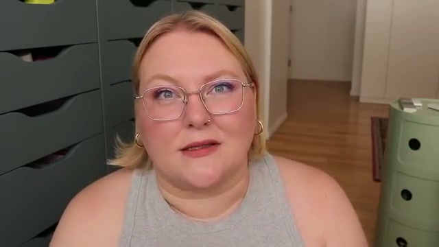 @laurenmaebeauty reviewing BK Beauty Brush Holder at 05:17 in a YouTube Shorts video