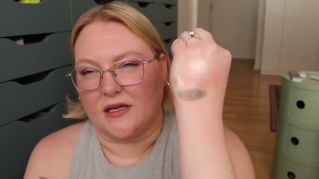 @laurenmaebeauty reviewing Chantecaille Luminescent Eye Shades at 13:15 in a YouTube Shorts video