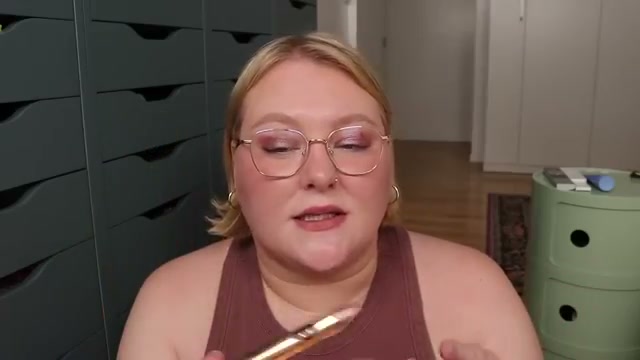 Exagger-Eyes Easy Eyeshadow Stick