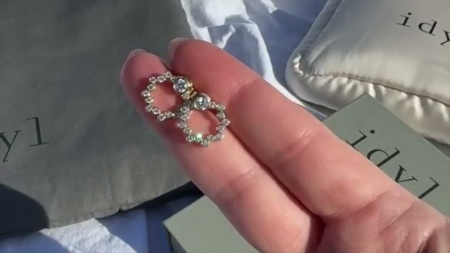 @laurenmaebeauty reviewing Idyl Ono Hoops at 07:12 in a YouTube Shorts video