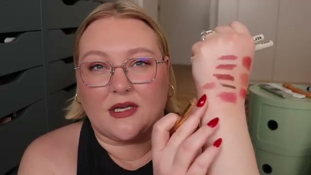 Signature Lip Sheer Lip Liner