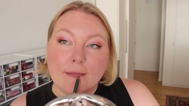@laurenmaebeauty reviewing Shoshe Soft Glide Lip Pencil at 17:48 in a YouTube Shorts video