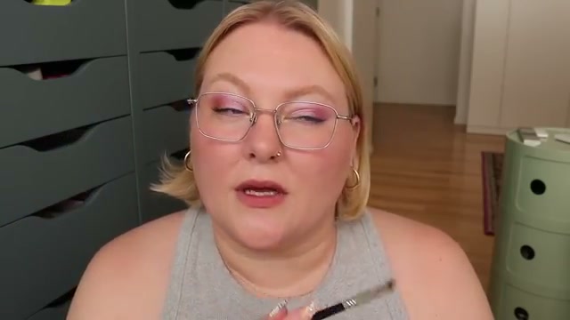 @laurenmaebeauty reviewing Sigma Beauty P87 Edge Precision Brush at 04:33 in a YouTube Shorts video