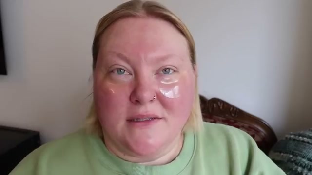 @laurenmaebeauty reviewing Skinny Confidential Ice Roller at 19:16 in a YouTube Shorts video