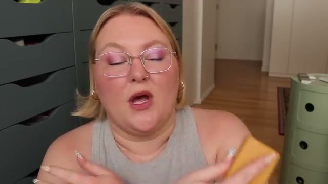 @laurenmaebeauty reviewing Soft Services Buffing Bar at 21:42 in a YouTube Shorts video