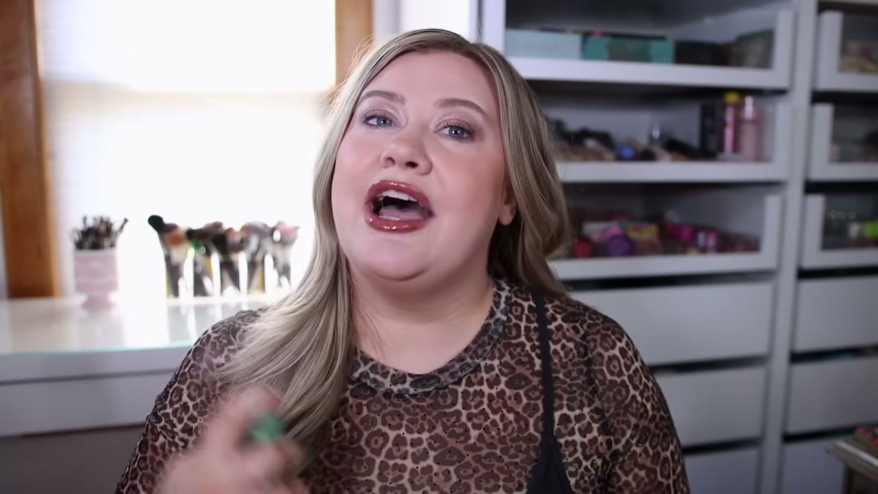 @leahjanae reviewing Fenty Beauty Body Mist at 10:52 in a YouTube Shorts video