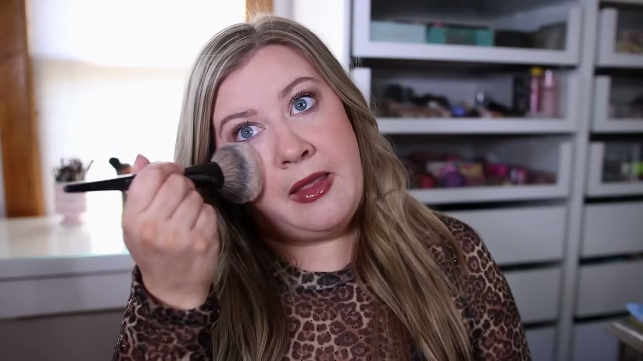 @leahjanae reviewing Fenty Beauty Invisimatte Instant Setting + Blotting Powder at 14:15 in a YouTube Shorts video