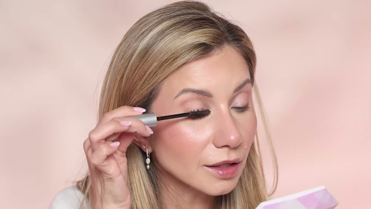 @lisajmakeup reviewing e.l.f. Cosmetics Incredi-Curl Mascara at 18:25 in a YouTube Shorts video