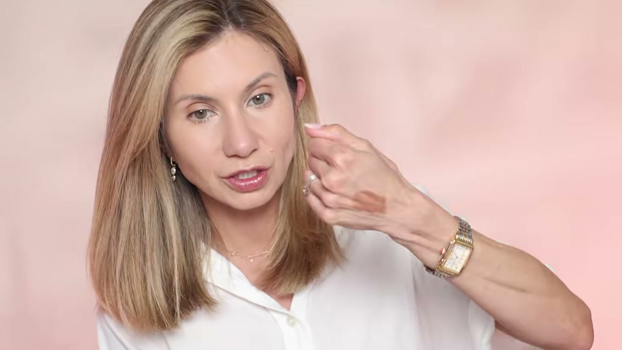 @lisajmakeup reviewing e.l.f. Cosmetics Soft Glam Cream Bronzer at 06:30 in a YouTube Shorts video