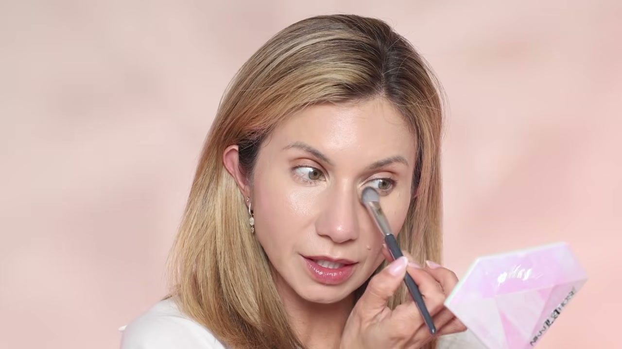 @lisajmakeup reviewing e.l.f. Cosmetics Soft Glam Satin Concealer at 05:06 in a YouTube Shorts video