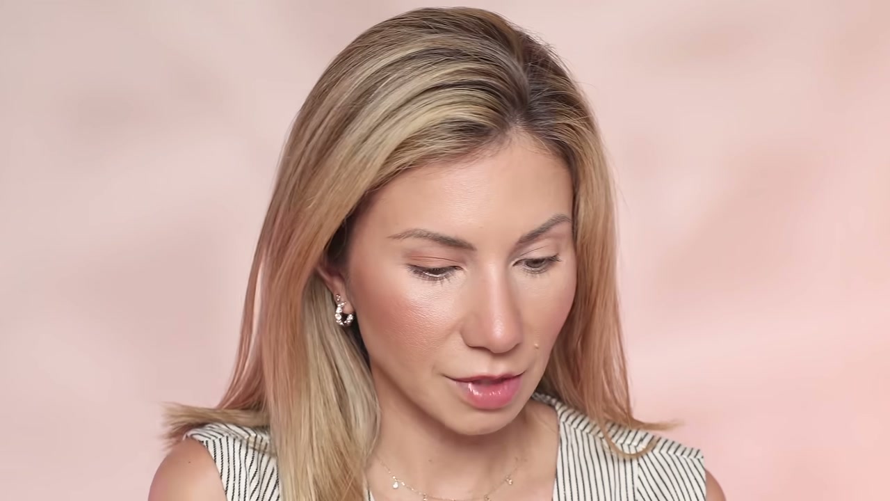 @lisajmakeup reviewing jane iredale Colorluxe Eye Shadow Stick at 10:15 in a YouTube Shorts video