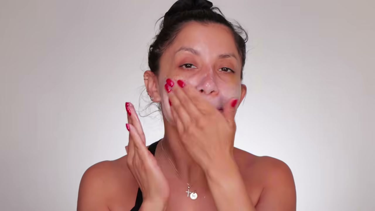 @magdalinejanet reviewing Dezi Mineral Sunscreen at 02:00 in a YouTube Shorts video
