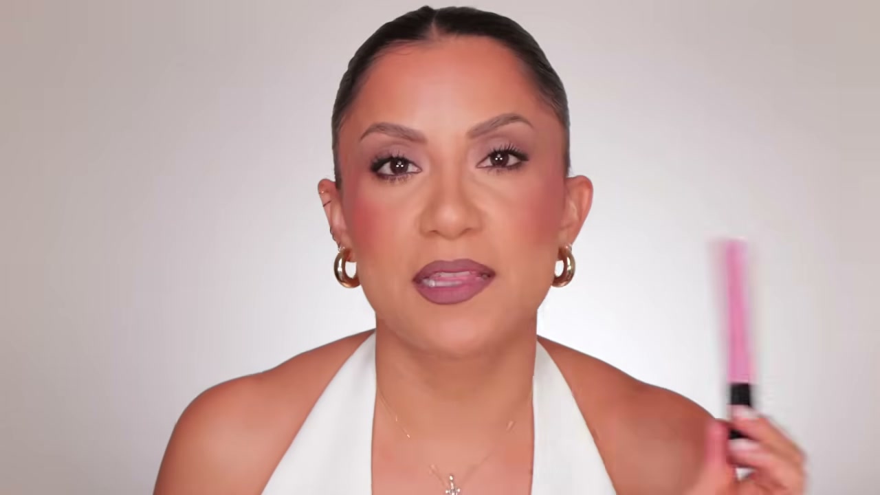 @magdalinejanet reviewing Milani Fan Mascara at 20:11 in a YouTube Shorts video
