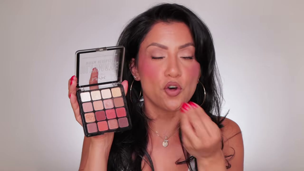 @magdalinejanet reviewing Morphe Moon Stone Palette at 04:22 in a YouTube Shorts video