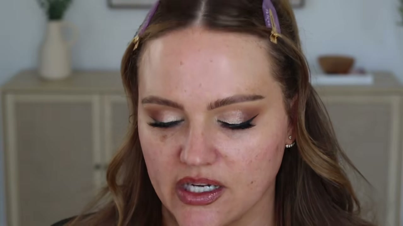 @makeupbycheryl reviewing Estée Lauder Double Wear Stay-in-Place Longwear Matte Foundation at 09:17 in a YouTube Shorts video