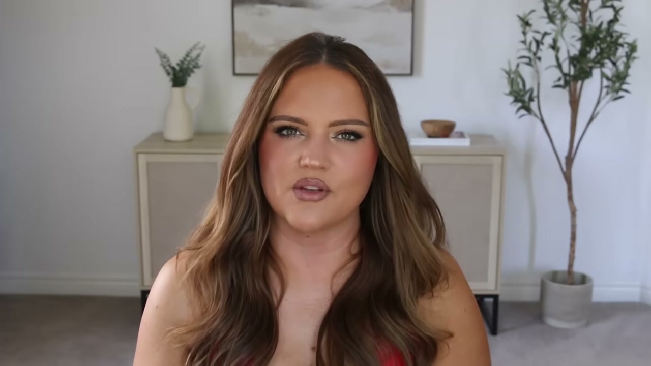 @makeupbycheryl reviewing Hung Vanngo Beauty Tansculpt Contour at 07:14 in a YouTube Shorts video