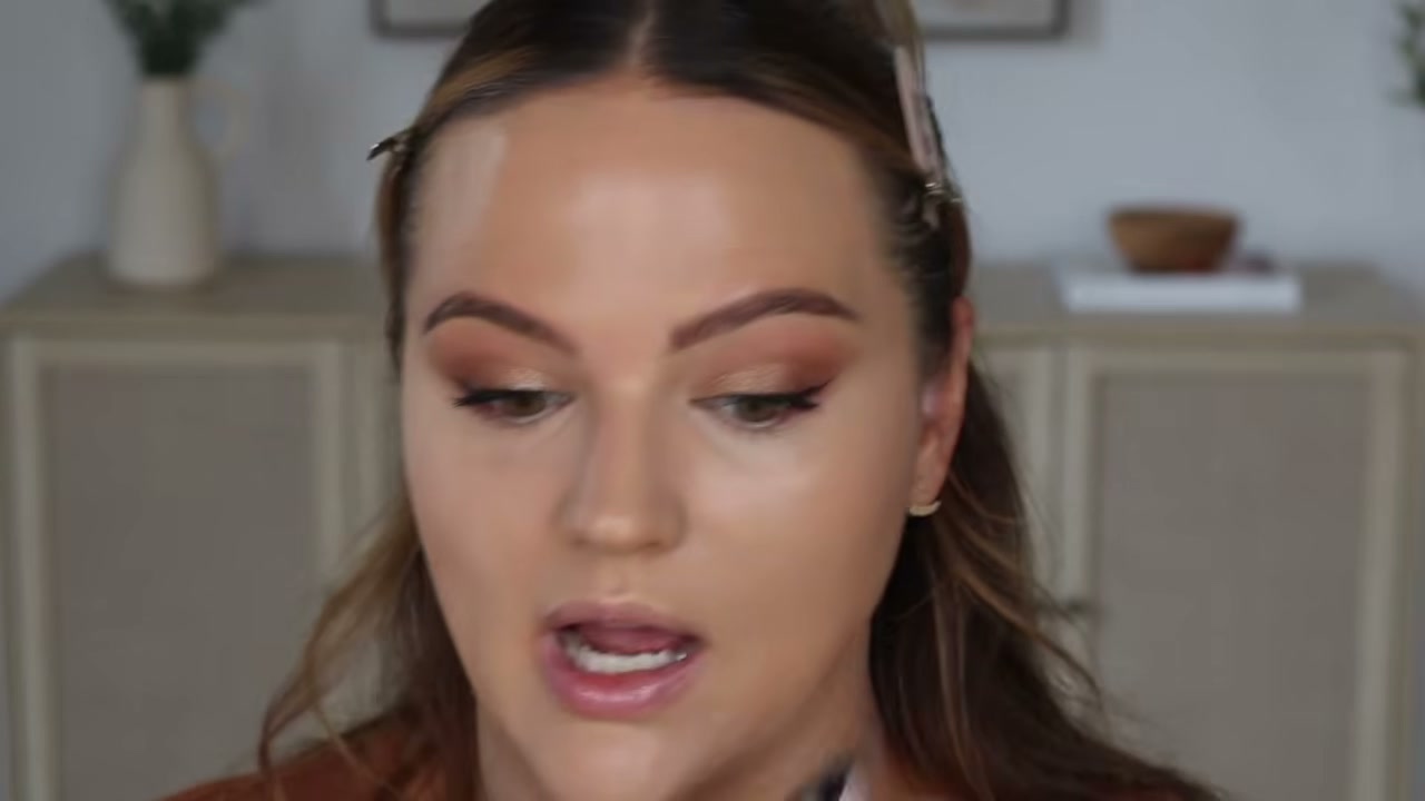 @makeupbycheryl reviewing innisfree No-Sebum Mineral Powder at 14:05 in a YouTube Shorts video