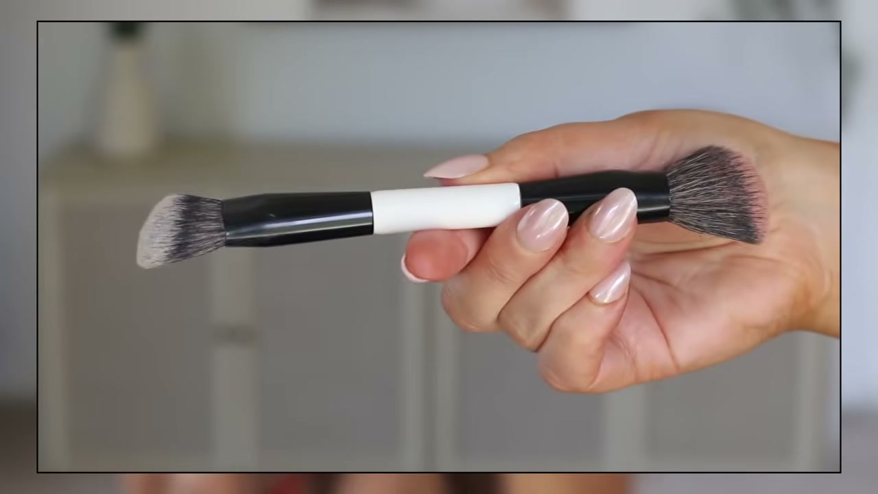 F4 Dual-Ended Foundation and Face Brush