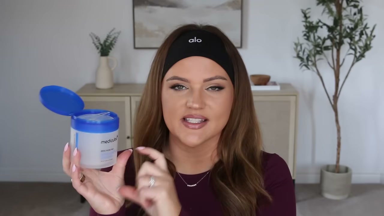 @makeupbycheryl reviewing Medicube Zero Pore Pad at 14:55 in a YouTube Shorts video