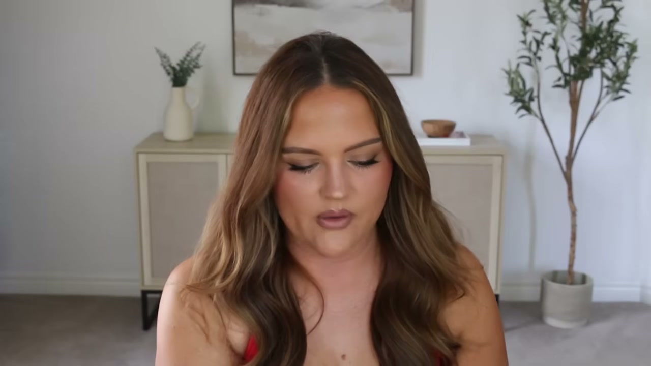 @makeupbycheryl reviewing Morphe M100 Brush at 24:01 in a YouTube Shorts video
