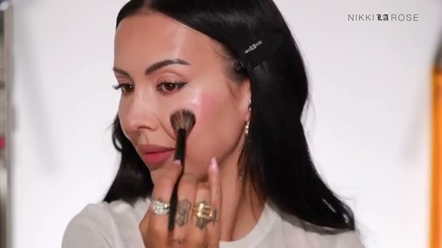 @makeupbynikkilarose reviewing Charlotte Tilbury Hollywood Beauty Light Wand at 05:11 in a YouTube Shorts video