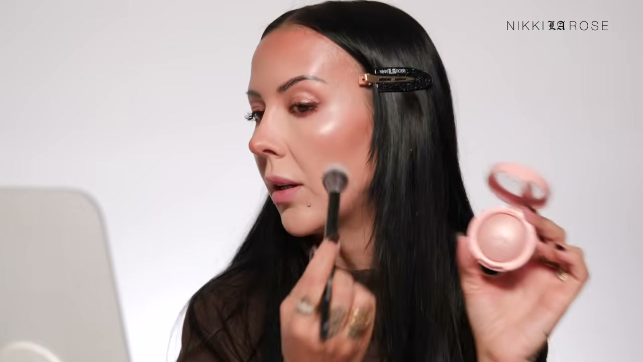Halo Glow Silky Powder Highlighter