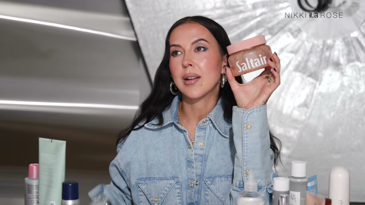 @makeupbynikkilarose reviewing Fresh Sticky Dates Body Scrub at 19:38 in a YouTube Shorts video