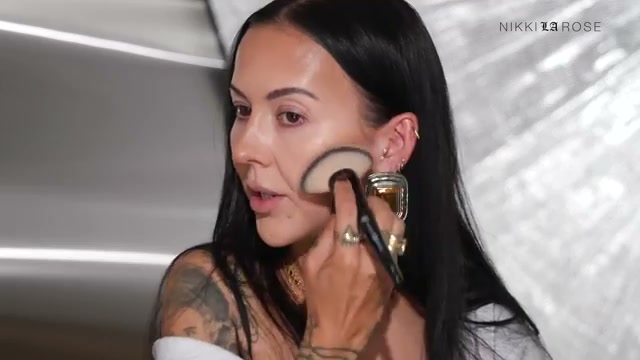 @makeupbynikkilarose reviewing Hung Vanngo Beauty Tansculpt at 11:32 in a YouTube Shorts video