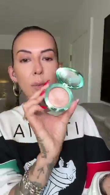@makeupbynikkilarose reviewing MAC Cosmetics Bounce & Gleam Highlighter at 01:12 in a YouTube Shorts video