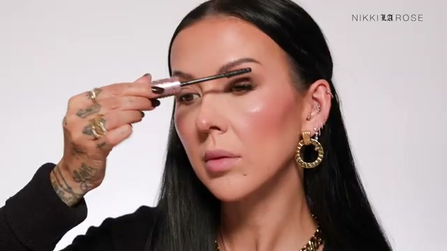 @makeupbynikkilarose reviewing Maybelline Sky High Lash Sensational Mascara at 20:51 in a YouTube Shorts video