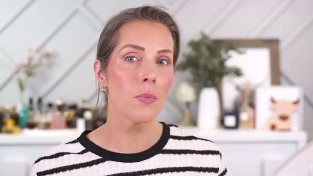 @mandydavismua reviewing Odacite Lip Serum SPF 40 at 15:40 in a YouTube Shorts video