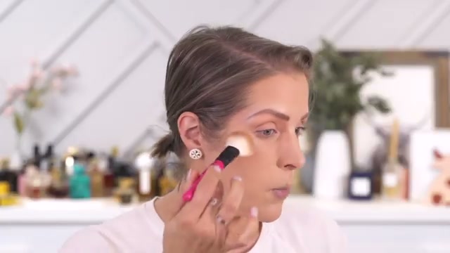 @mandydavismua reviewing RMS Beauty ReDimension Hydra Bronzer at 08:21 in a YouTube Shorts video