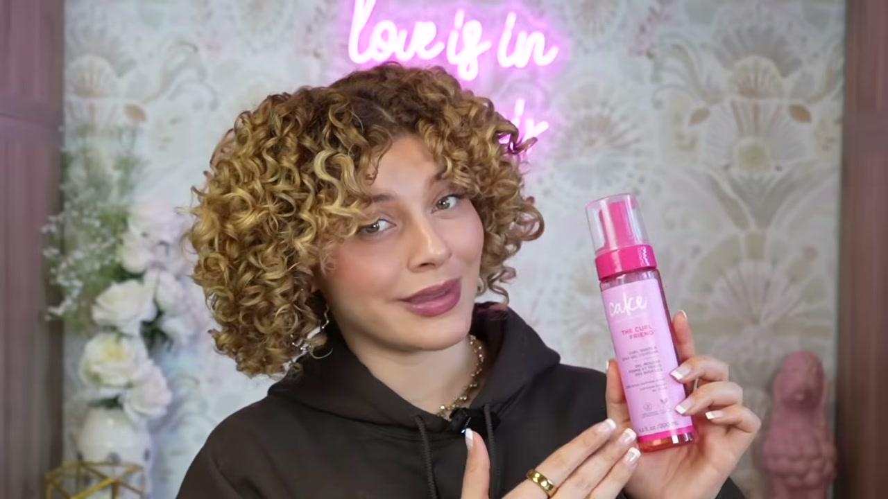 @manesbymell reviewing Cake Beauty The Curl Friend Curl Shape and Stay Gel to Foam at 12:18 in a YouTube Shorts video
