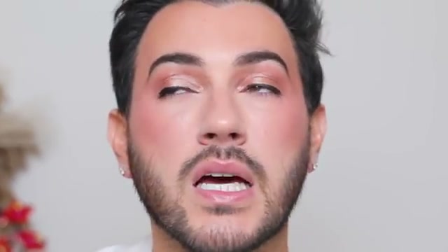@mannymua733 reviewing La Merceille Hydrating Glow Makeup Setting Spray at 16:04 in a YouTube Shorts video