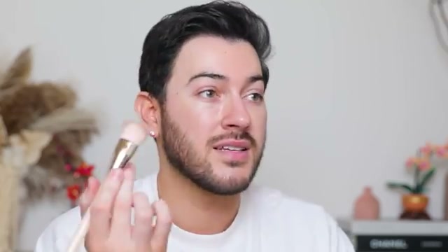 @mannymua733 reviewing Sassy and Chic Cat Paw Brush at 06:19 in a YouTube Shorts video