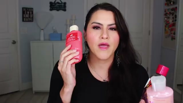 @melirodriguez reviewing Bath & Body Works Peppermint Bark Truffle Body Wash at 01:17 in a YouTube Shorts video