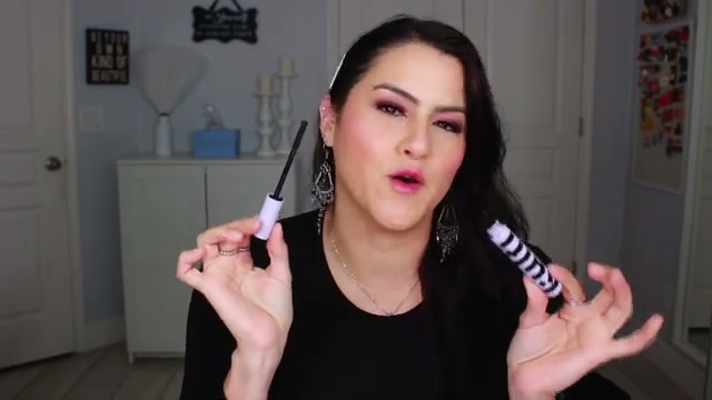 @melirodriguez reviewing Kofi Batty Lash Mascara at 21:37 in a YouTube Shorts video