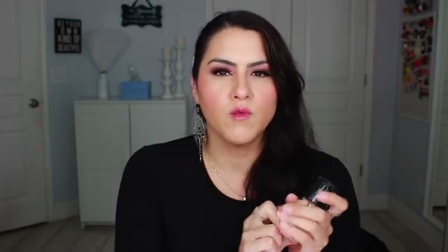@melirodriguez reviewing MAC Cosmetics Studio Radiance Foundation at 12:00 in a YouTube Shorts video