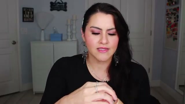 @melirodriguez reviewing Maybelline Superstay Foundation at 02:44 in a YouTube Shorts video