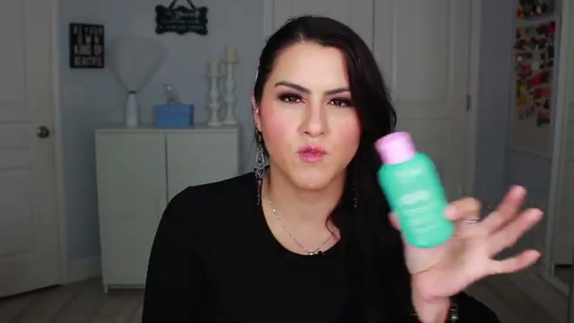 @melirodriguez reviewing Mercy Handy Facial Cleansing Gel at 15:37 in a YouTube Shorts video