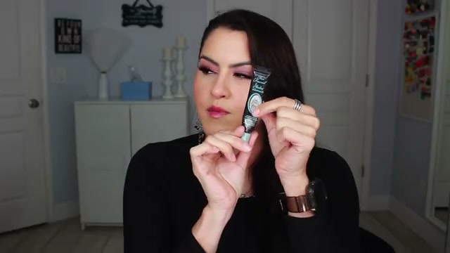 @melirodriguez reviewing Too Faced Shadow Insurance Glitter Glue at 14:10 in a YouTube Shorts video