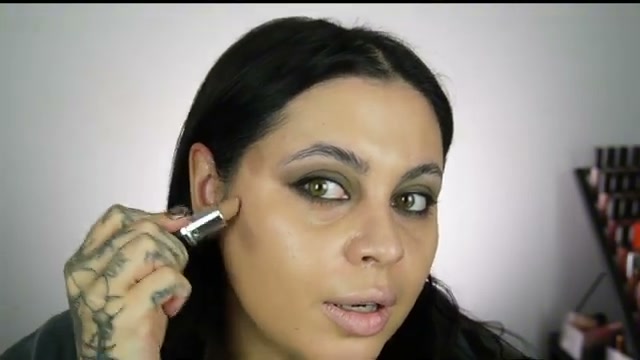 @missmeganrobinsonn reviewing Haus Labs Sculpting Duo Brush at 08:27 in a YouTube Shorts video