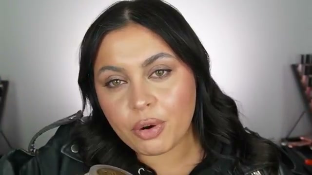 @missmeganrobinsonn reviewing Laura Mercier Translucent Setting Powder at 13:12 in a YouTube Shorts video