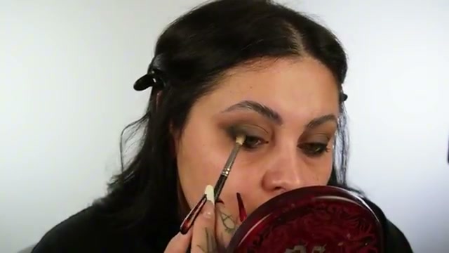 @missmeganrobinsonn reviewing MAC Cosmetics Carbon Eyeshadow at 10:48 in a YouTube Shorts video