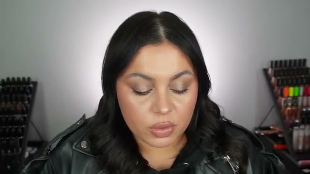 @missmeganrobinsonn reviewing MAC Cosmetics Coquette Eyeshadow at 06:22 in a YouTube Shorts video
