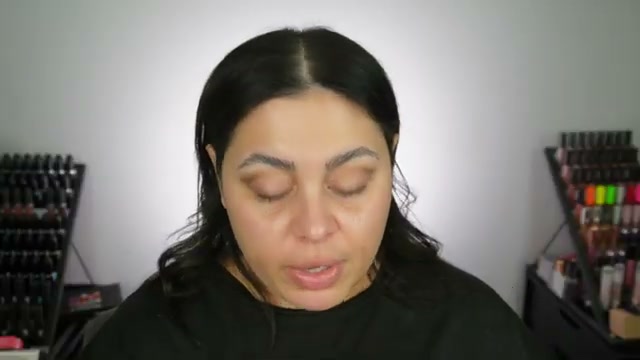 @missmeganrobinsonn reviewing MAC Cosmetics Cozy Grey Shadow at 06:44 in a YouTube Shorts video