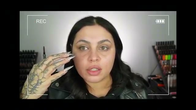 @missmeganrobinsonn reviewing MAC Cosmetics Double Gleam at 04:20 in a YouTube Shorts video