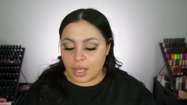 @missmeganrobinsonn reviewing MAC Cosmetics Fix+ Magic Radiance at 20:54 in a YouTube Shorts video