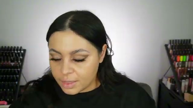 @missmeganrobinsonn reviewing MAC Cosmetics Lightstruck Highlighter at 21:36 in a YouTube Shorts video