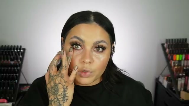 @missmeganrobinsonn reviewing MAC Cosmetics Lightstruck Highlighter at 22:55 in a YouTube Shorts video